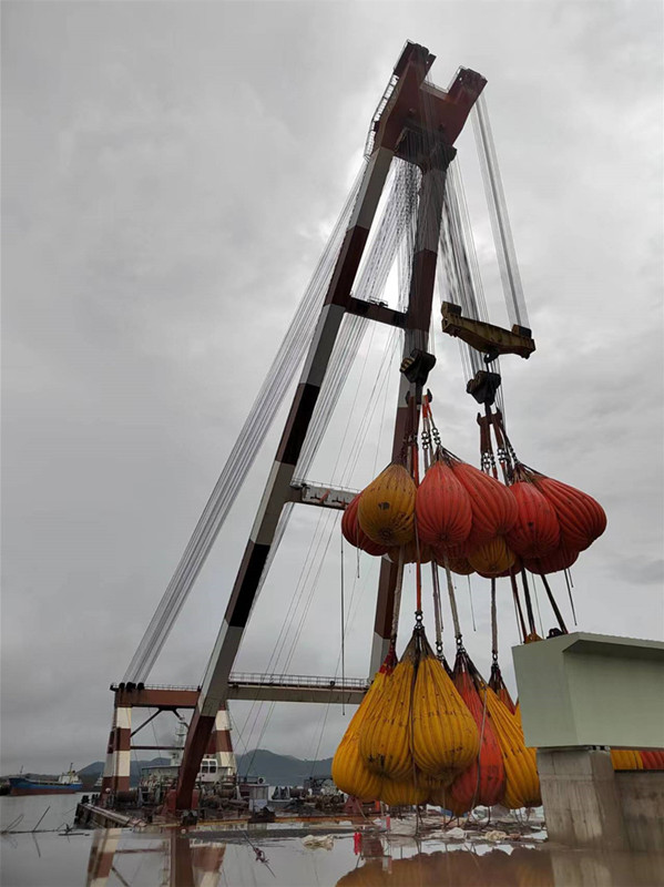 吊機(jī)負(fù)荷試驗(yàn)水袋，起重機(jī)載荷試驗(yàn)服務(wù)，吊機(jī)吊重試驗(yàn)，浮吊吊重試驗(yàn)，吊重水袋.jpg